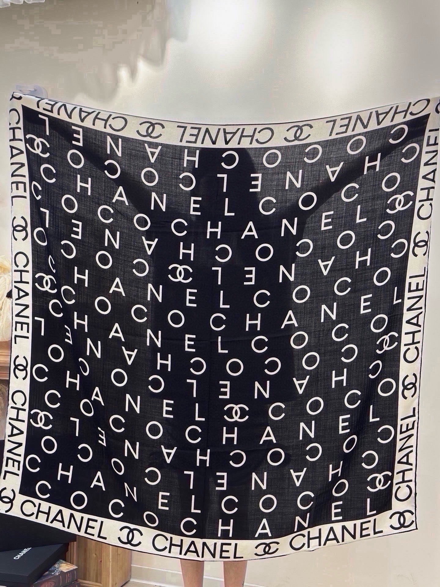 🆕  Chanel ~ 【140顶级双面丝绒披肩】 香家logo与字母的完美碰撞设计 底部还有隐隐约约的双C小Logo 