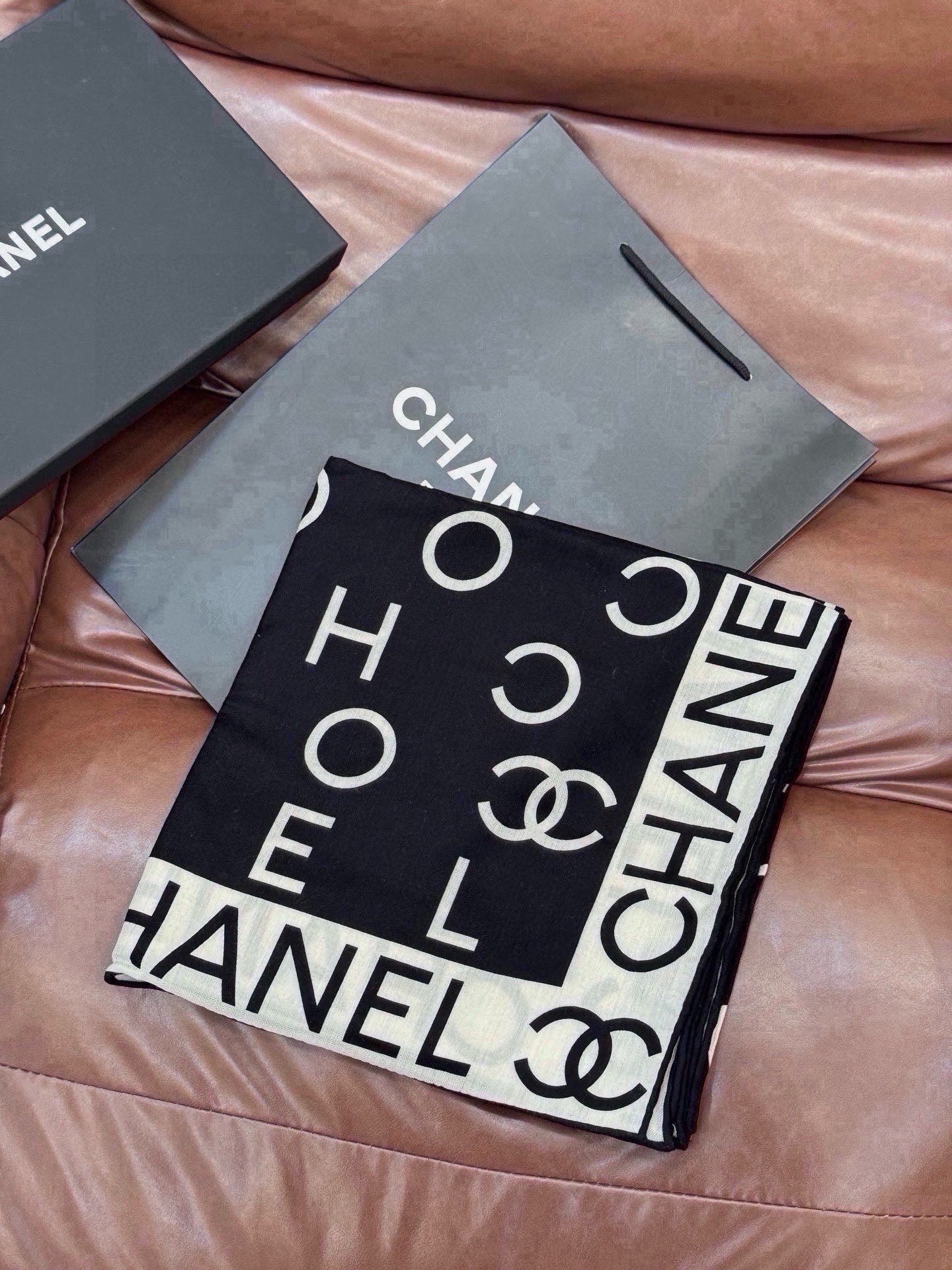 🆕  Chanel ~ 【140顶级双面丝绒披肩】 香家logo与字母的完美碰撞设计 底部还有隐隐约约的双C小Logo 