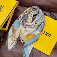 🆕 Fendi方形围巾 丝绒材质。采用定制的“Walking around Rome”图案,灵感源自罗马的历史街区。 🆕 Fendi方形围巾 丝绒材质。采用定制的“Walking around Rome”图案,灵感源自罗马的历史街区。