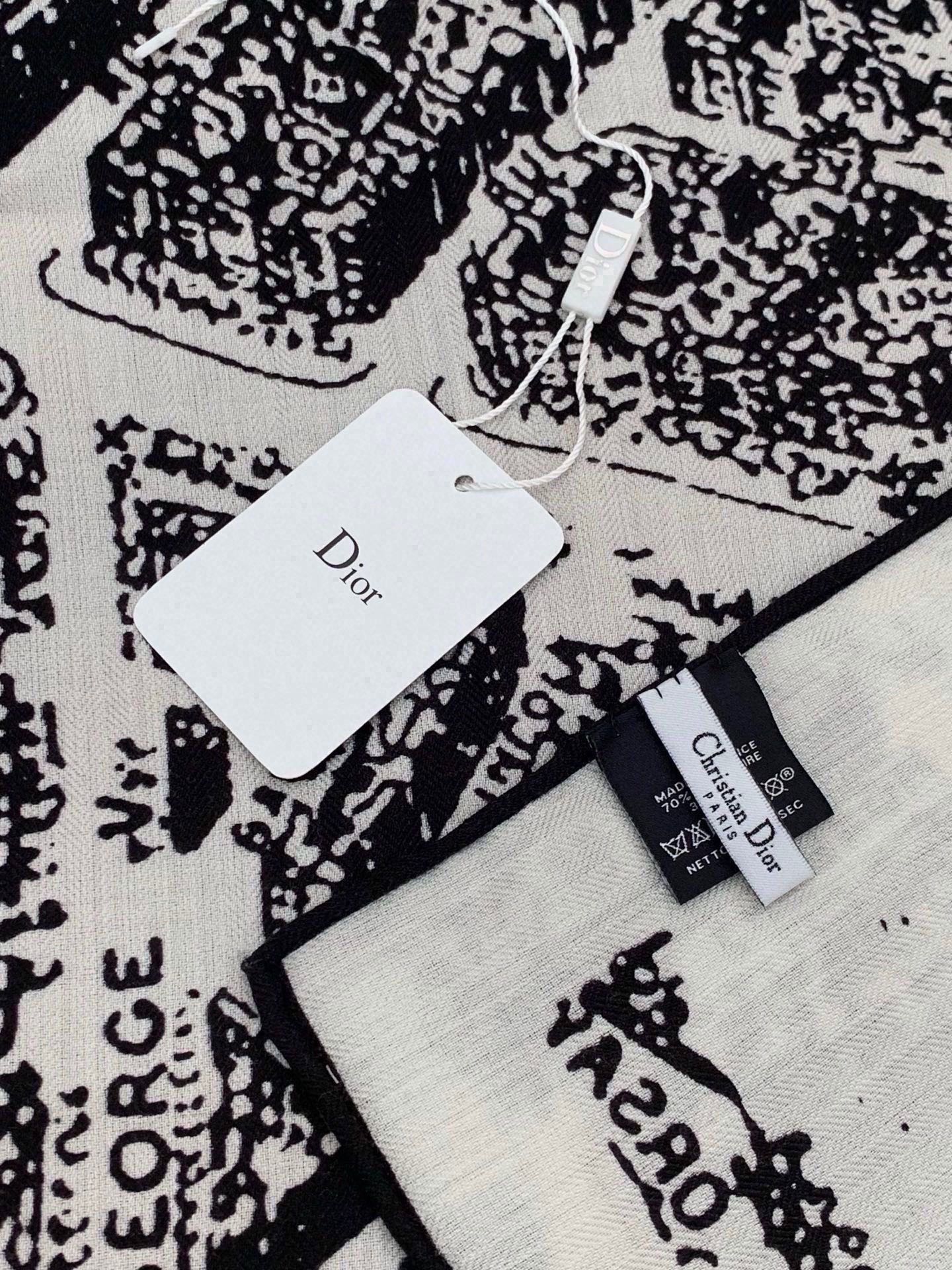 🆕 Dior ❤【️巴黎地图】140*140 双面同色丝绒方巾🉐️LAN DE 价🉐️ARIS 巴黎地图 这款方巾饰 🆕 Dior ❤【️巴黎地图】140*140 双面同色丝绒方巾🉐️LAN DE 价🉐️ARIS 巴黎地图 这款方巾饰