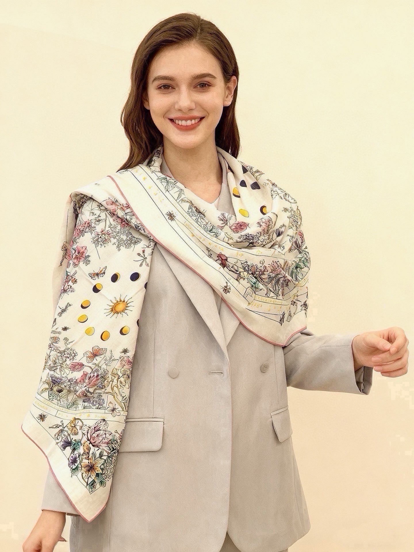 🆕  Dior 双面同色丝绒印花方巾 140丝绒面料多色 Dior Astral Flowers 这款方巾饰以 Dior