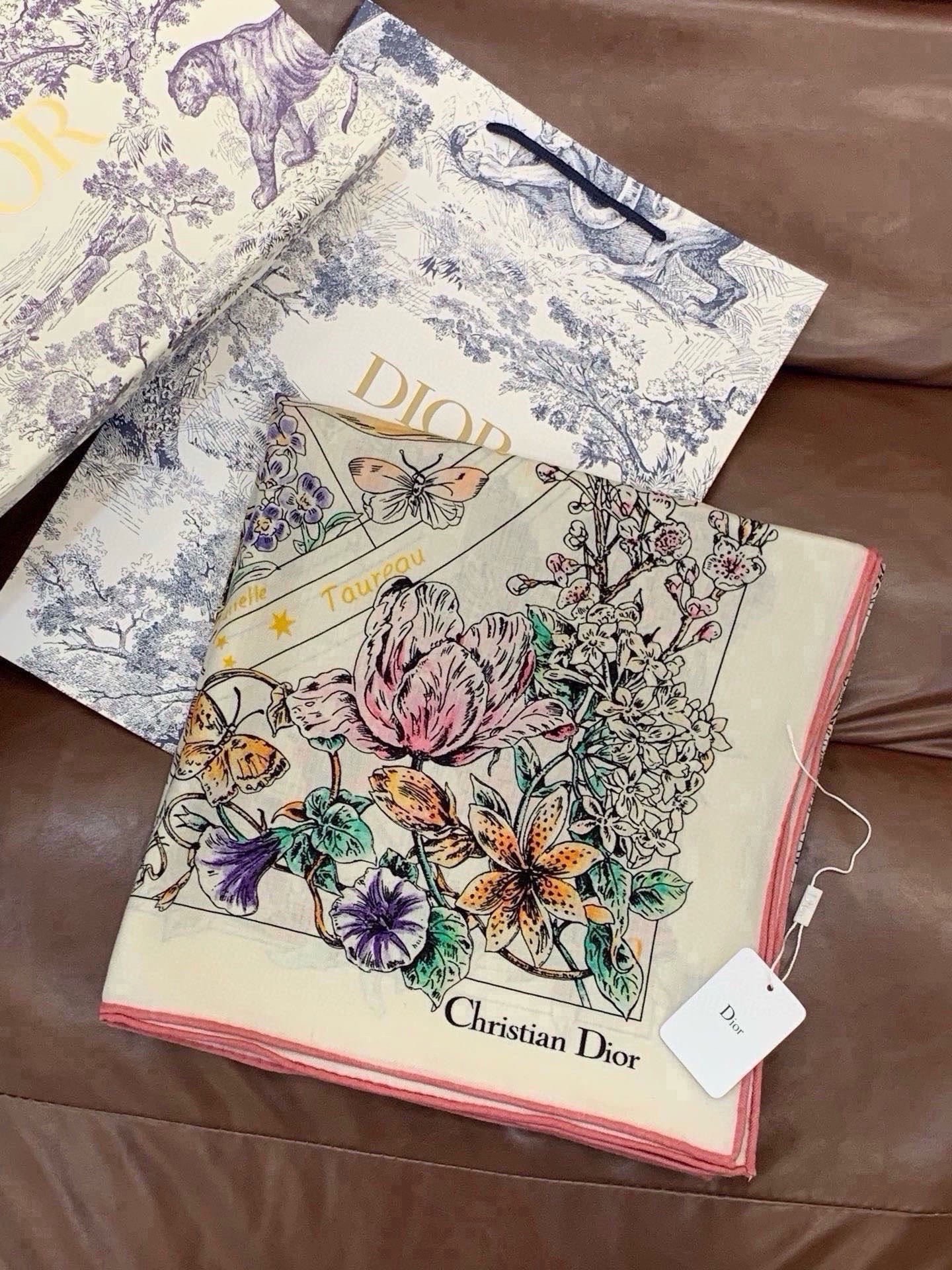 🆕 Dior 双面同色丝绒印花方巾 140丝绒面料多色 Dior Astral Flowers 这款方巾饰以 Dior 🆕 Dior 双面同色丝绒印花方巾 140丝绒面料多色 Dior Astral Flowers 这款方巾饰以 Dior