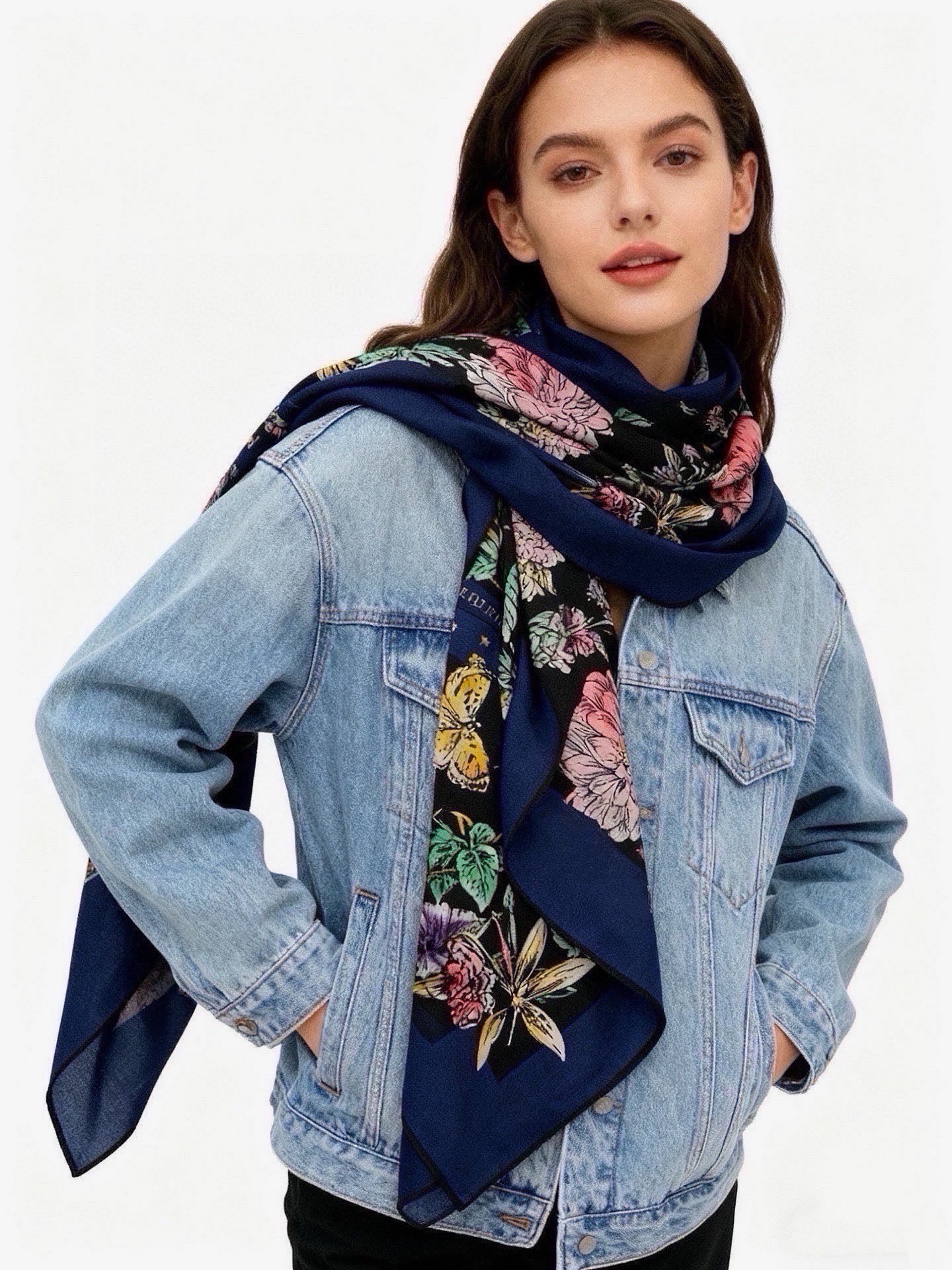 🆕  Dior 双面同色丝绒印花方巾 140丝绒面料多色 Dior Astral Flowers 这款方巾饰以 Dior