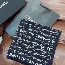🆕 Chanel-丝绒双面方巾 【140双面同色】 出道即巅峰🐂火爆到一条难求🖤 高级感十足的字母CC,和一切经典元素 🆕 Chanel-丝绒双面方巾 【140双面同色】 出道即巅峰🐂火爆到一条难求🖤 高级感十足的字母CC,和一切经典元素