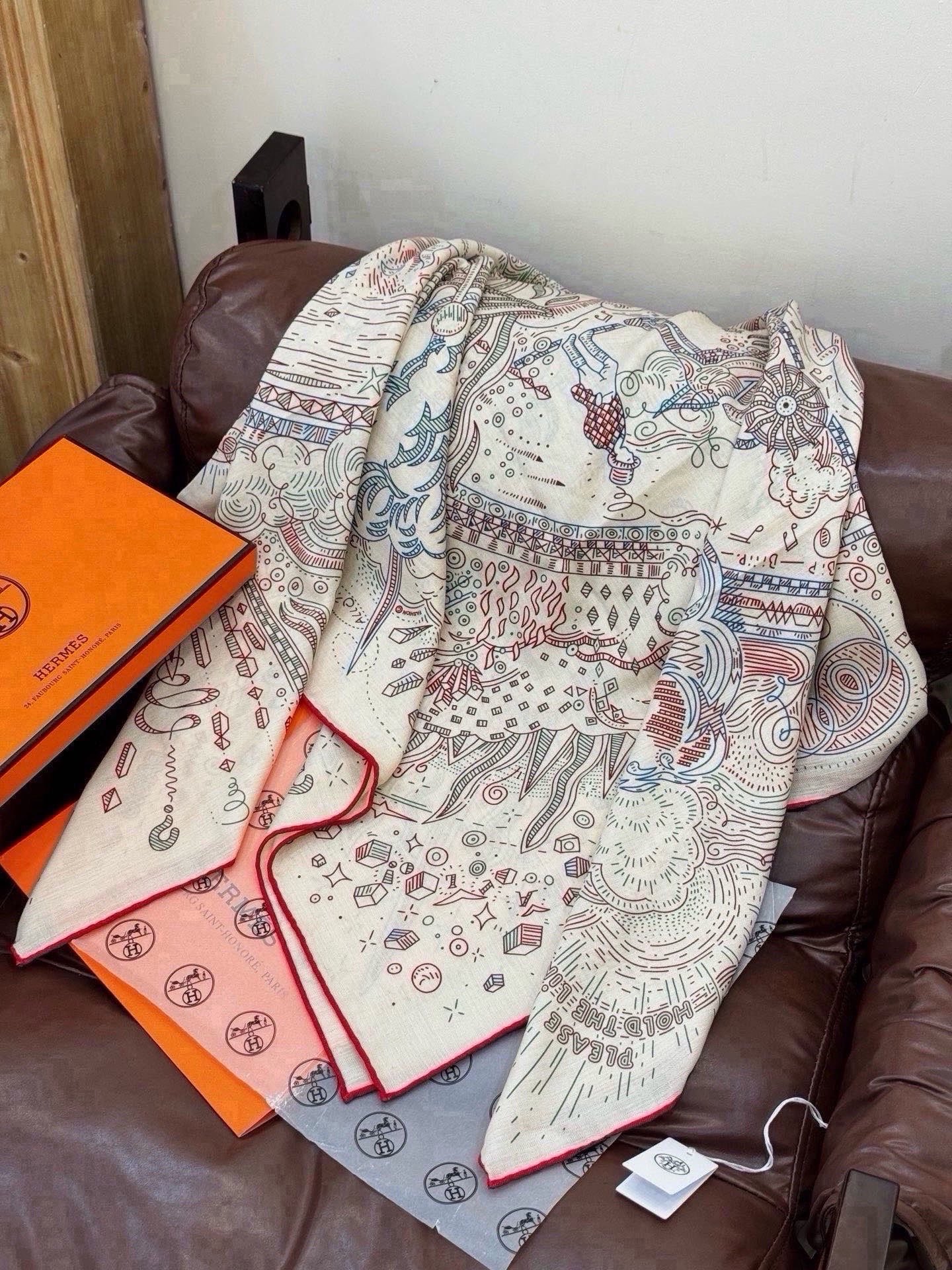 🆕 “正在接通中”140方巾~Hermes 手工卷边丝绒方巾(30%桑蚕丝70%羊绒) 这款爱马仕的经典单品展现强 🆕 “正在接通中”140方巾~Hermes 手工卷边丝绒方巾(30%桑蚕丝70%羊绒) 这款爱马仕的经典单品展现强