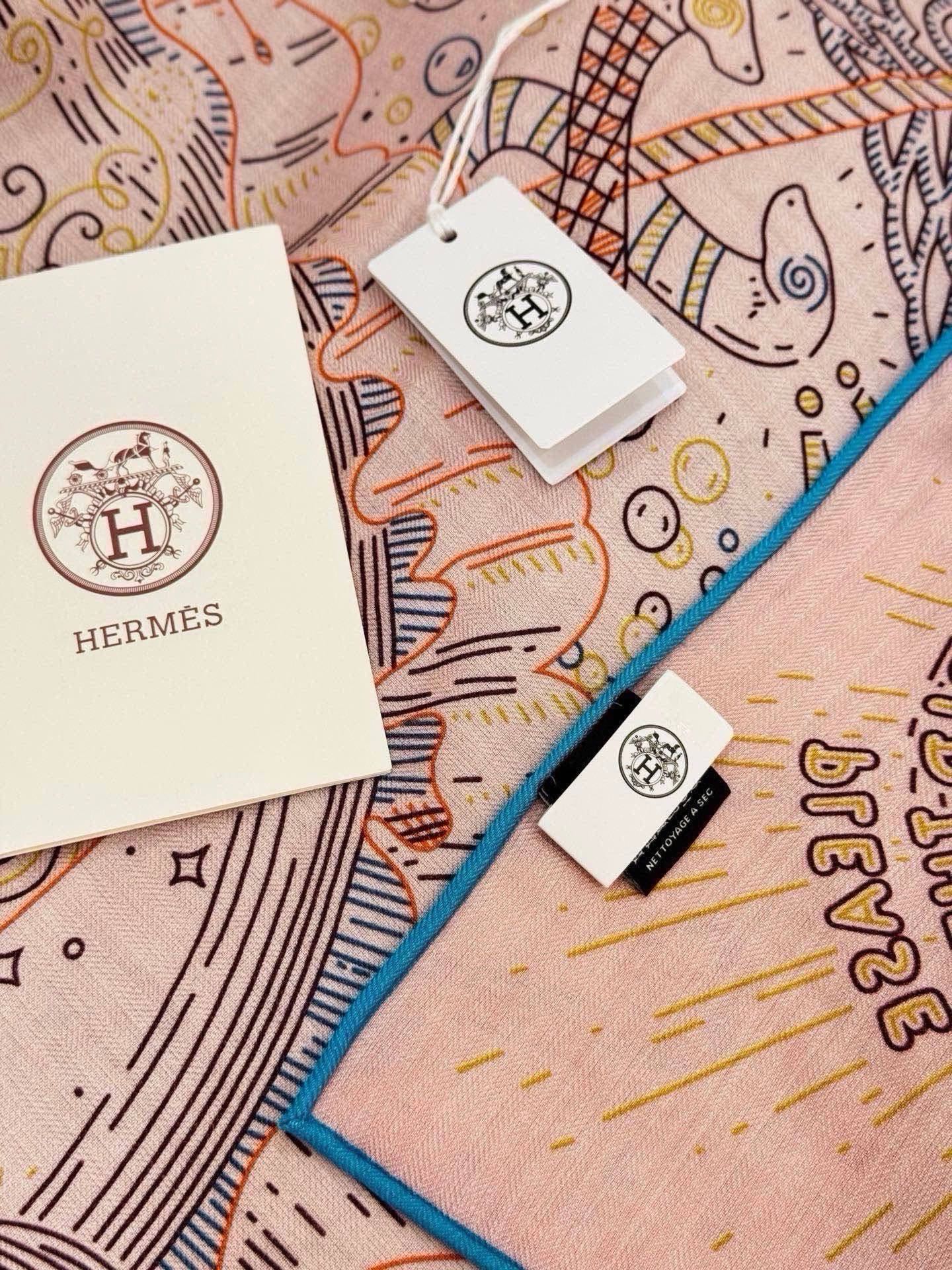 🆕   “正在接通中”140方巾～Hermes  手工卷边丝绒方巾（30%桑蚕丝70%羊绒） 这款爱马仕的经典单品展现强