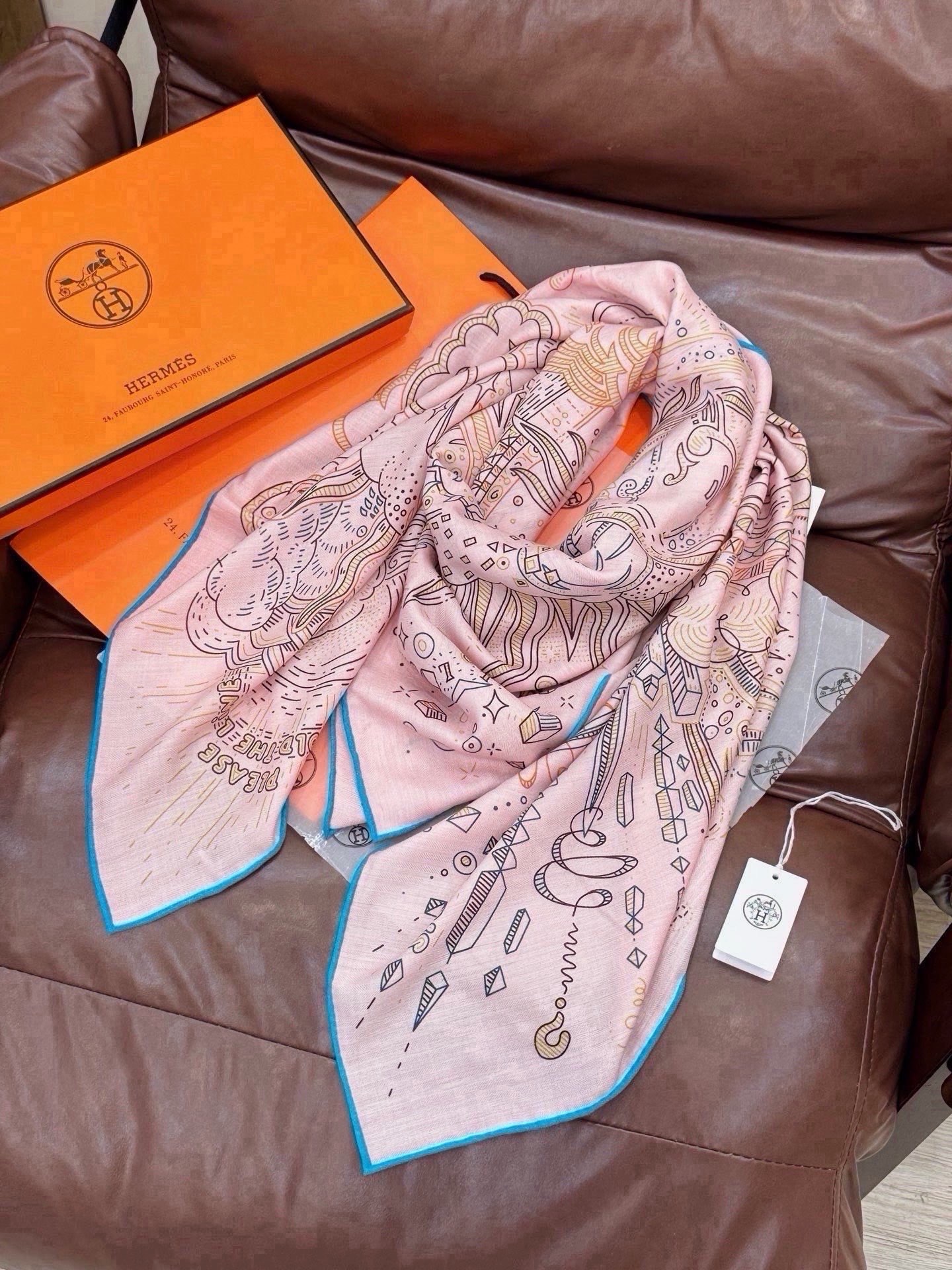 🆕   “正在接通中”140方巾～Hermes  手工卷边丝绒方巾（30%桑蚕丝70%羊绒） 这款爱马仕的经典单品展现强