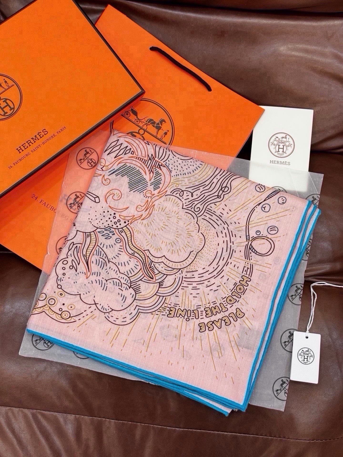 🆕   “正在接通中”140方巾～Hermes  手工卷边丝绒方巾（30%桑蚕丝70%羊绒） 这款爱马仕的经典单品展现强