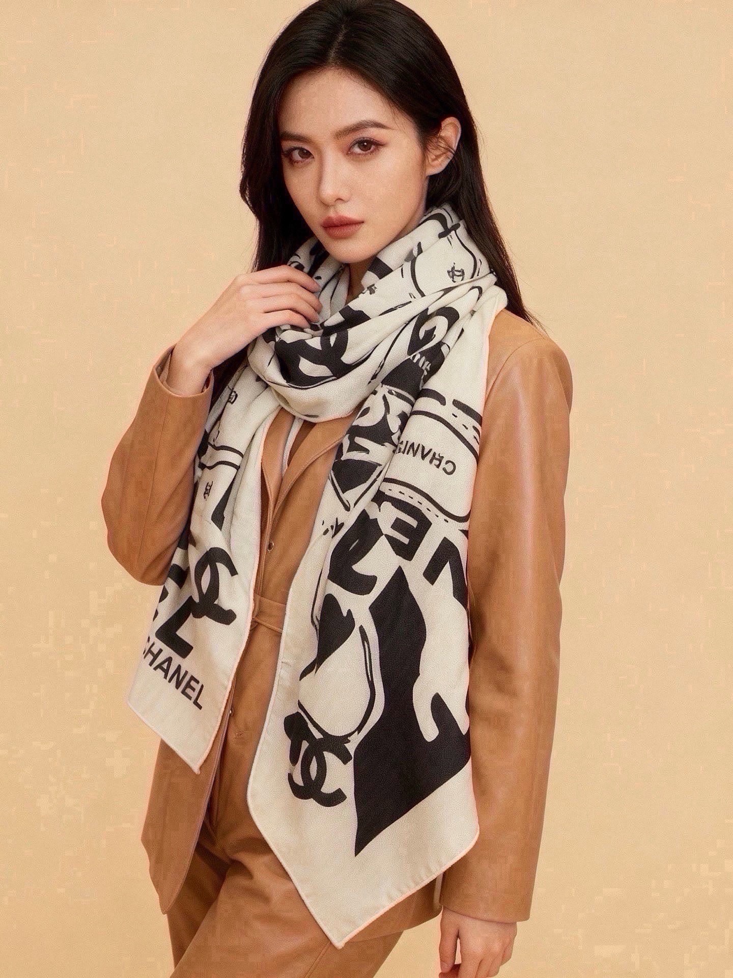 🆕   高级成衣系列～Chanel  【140双面同色丝绒披肩】 此系列谱写一曲自由轻灵的赞歌 本系列作品创新演绎品牌的