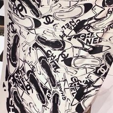 🆕 高级成衣系列~Chanel 【140双面同色丝绒披肩】 此系列谱写一曲自由轻灵的赞歌 本系列作品创新演绎品牌的 🆕 高级成衣系列~Chanel 【140双面同色丝绒披肩】 此系列谱写一曲自由轻灵的赞歌 本系列作品创新演绎品牌的