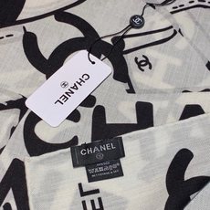 🆕 高级成衣系列~Chanel 【140双面同色丝绒披肩】 此系列谱写一曲自由轻灵的赞歌 本系列作品创新演绎品牌的 🆕 高级成衣系列~Chanel 【140双面同色丝绒披肩】 此系列谱写一曲自由轻灵的赞歌 本系列作品创新演绎品牌的