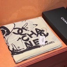 🆕 高级成衣系列~Chanel 【140双面同色丝绒披肩】 此系列谱写一曲自由轻灵的赞歌 本系列作品创新演绎品牌的 🆕 高级成衣系列~Chanel 【140双面同色丝绒披肩】 此系列谱写一曲自由轻灵的赞歌 本系列作品创新演绎品牌的
