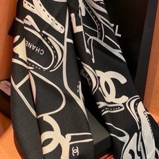 🆕 高级成衣系列~Chanel 【140双面同色丝绒披肩】 此系列谱写一曲自由轻灵的赞歌 本系列作品创新演绎品牌的 🆕 高级成衣系列~Chanel 【140双面同色丝绒披肩】 此系列谱写一曲自由轻灵的赞歌 本系列作品创新演绎品牌的