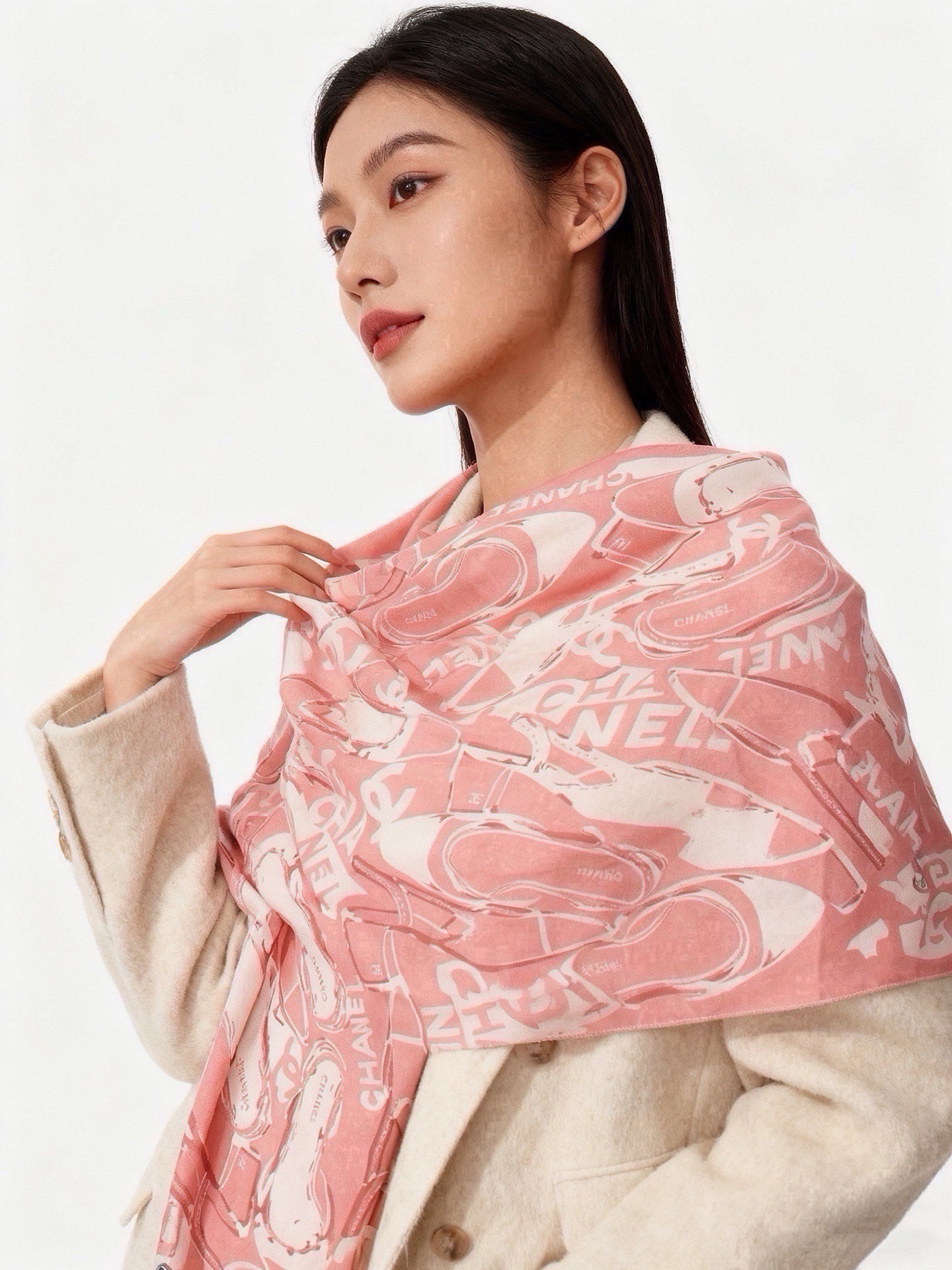 🆕   高级成衣系列～Chanel  【140双面同色丝绒披肩】 此系列谱写一曲自由轻灵的赞歌 本系列作品创新演绎品牌的