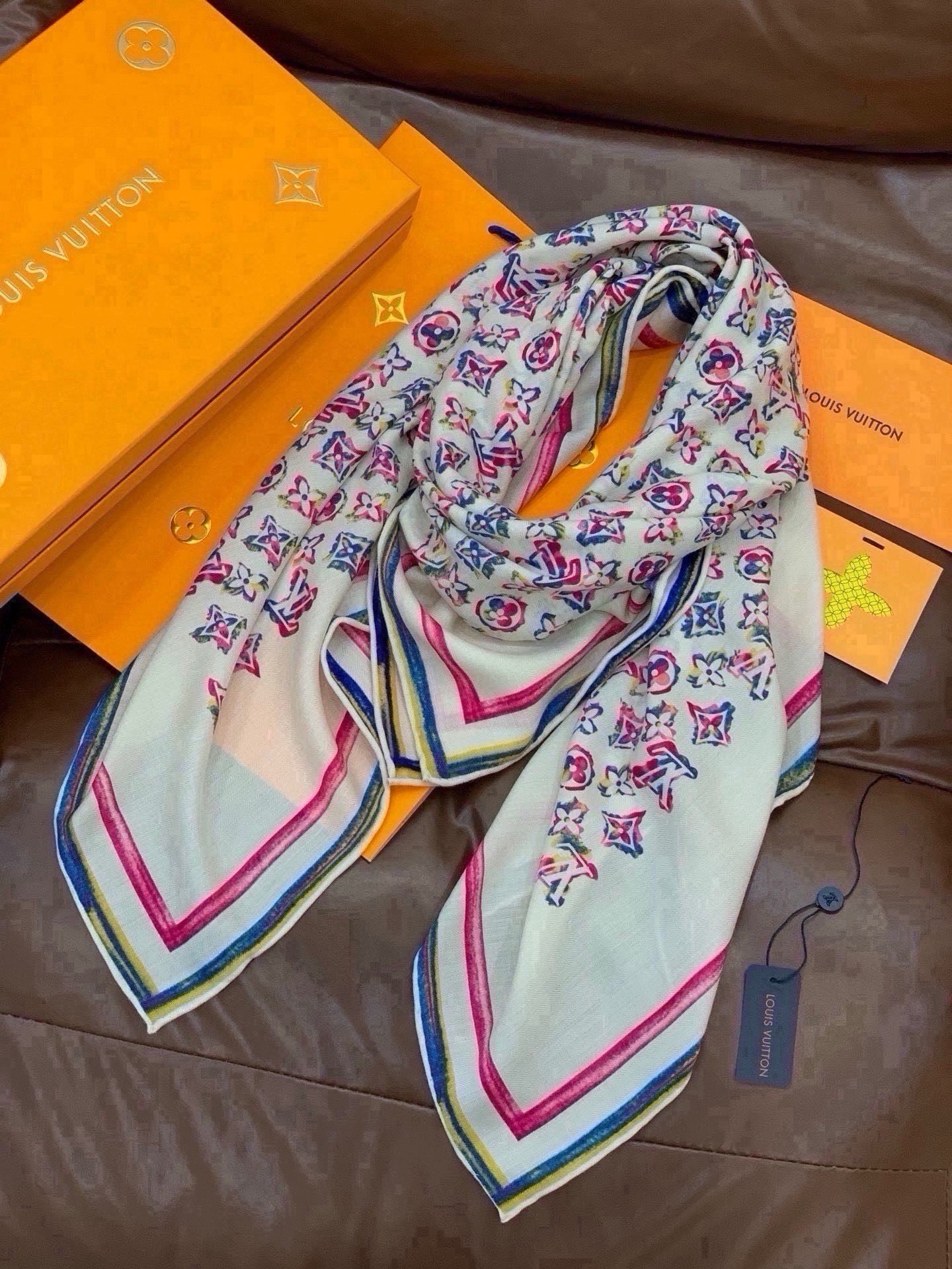 🆕 LV x TM 140披肩 【140顶级丝绒双面同色披肩】 本款L Multicolor披肩出自路易威登与知名日本 🆕 LV x TM 140披肩 【140顶级丝绒双面同色披肩】 本款L Multicolor披肩出自路易威登与知名日本
