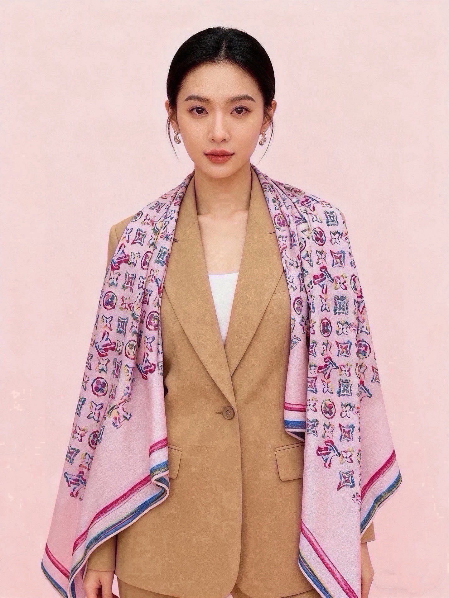 🆕  LV x TM 140披肩 【140顶级丝绒双面同色披肩】 本款L Multicolor披肩出自路易威登与知名日本
