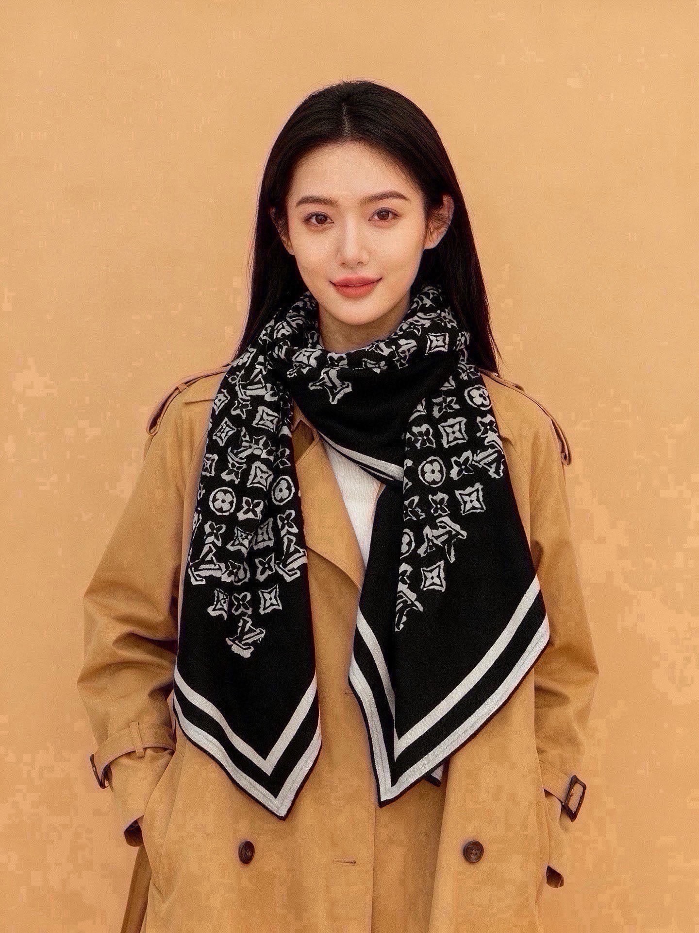 🆕  LV x TM 140披肩 【140顶级丝绒双面同色披肩】 本款L Multicolor披肩出自路易威登与知名日本