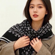 🆕 LV x TM 140披肩 【140顶级丝绒双面同色披肩】 本款L Multicolor披肩出自路易威登与知名日本 🆕 LV x TM 140披肩 【140顶级丝绒双面同色披肩】 本款L Multicolor披肩出自路易威登与知名日本