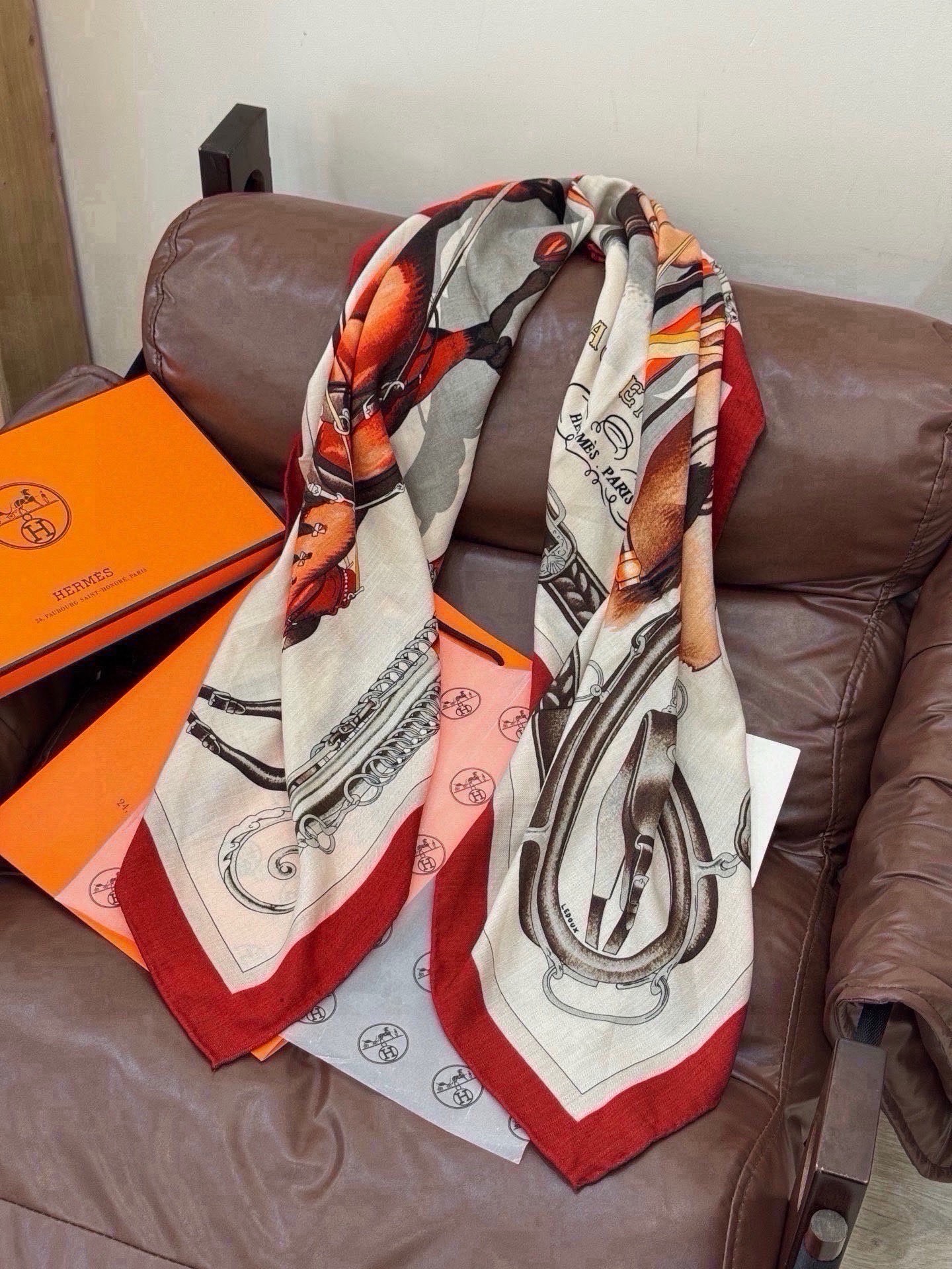 🆕   上新🆕【丝绒双面同色140披肩】“弩式牵引马具” 手工卷边丝绒方巾披肩70%羊绒30%真丝 这款典藏方巾展现品牌