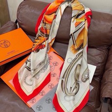 🆕 上新🆕【丝绒双面同色140披肩】“弩式牵引马具” 手工卷边丝绒方巾披肩70%羊绒30%真丝 这款典藏方巾展现品牌 🆕 上新🆕【丝绒双面同色140披肩】“弩式牵引马具” 手工卷边丝绒方巾披肩70%羊绒30%真丝 这款典藏方巾展现品牌