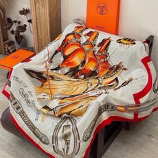 🆕 上新🆕【丝绒双面同色140披肩】“弩式牵引马具” 手工卷边丝绒方巾披肩70%羊绒30%真丝 这款典藏方巾展现品牌 🆕 上新🆕【丝绒双面同色140披肩】“弩式牵引马具” 手工卷边丝绒方巾披肩70%羊绒30%真丝 这款典藏方巾展现品牌