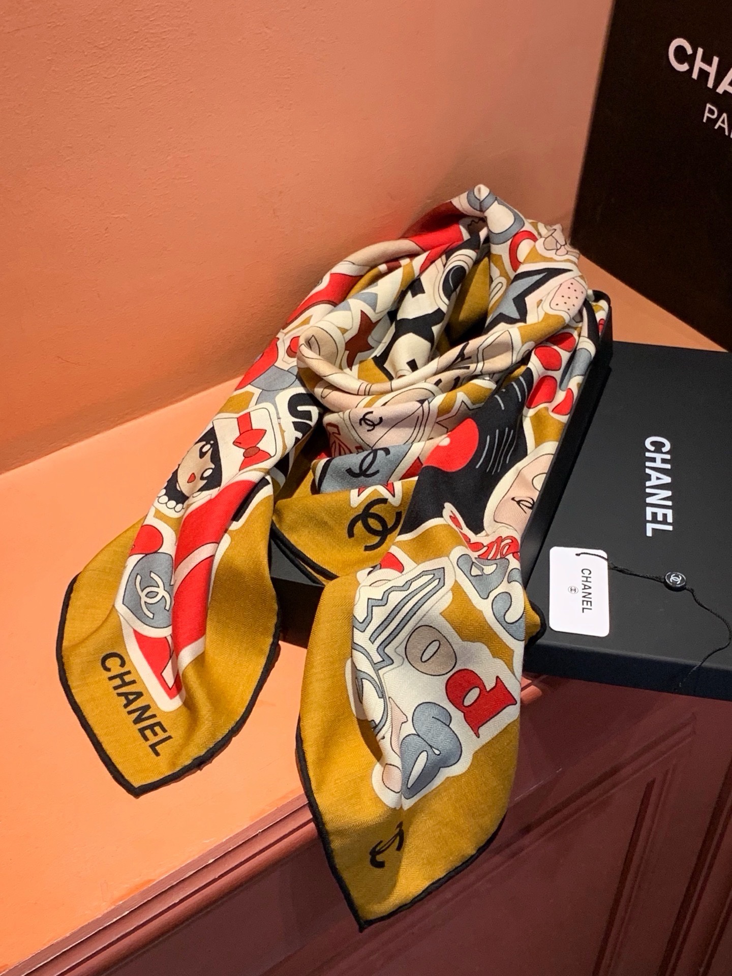 🆕   高级成衣系列～Chanel  【140双面同色丝绒披肩】 此系列谱写一曲自由轻灵的赞歌 本系列作品创新演绎品牌的