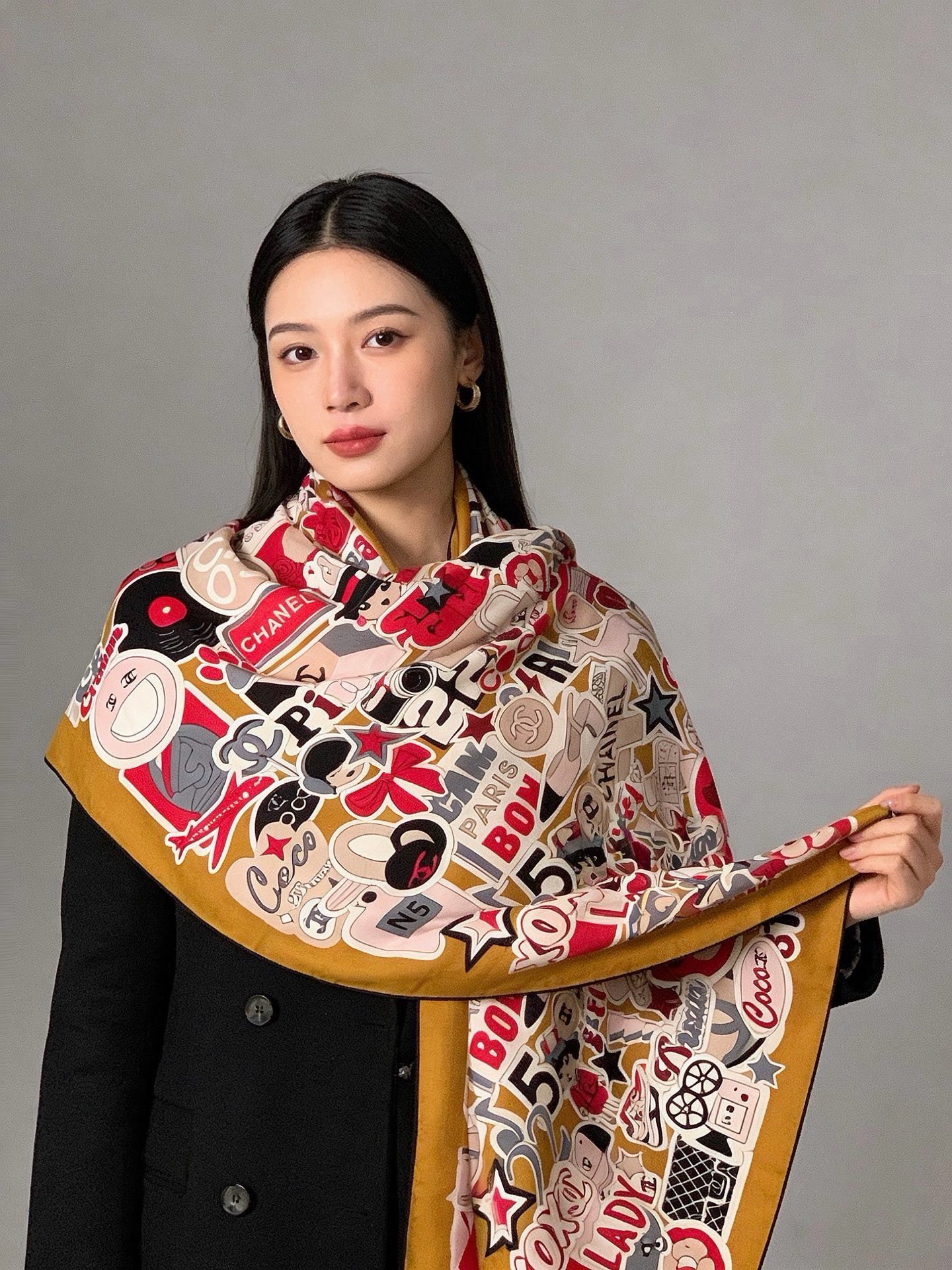 🆕   高级成衣系列～Chanel  【140双面同色丝绒披肩】 此系列谱写一曲自由轻灵的赞歌 本系列作品创新演绎品牌的