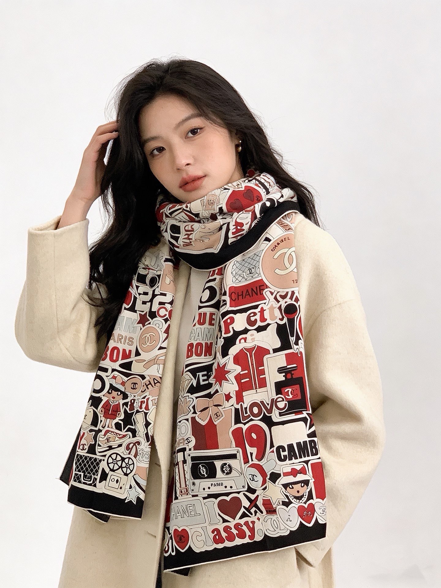 🆕   高级成衣系列～Chanel  【140双面同色丝绒披肩】 此系列谱写一曲自由轻灵的赞歌 本系列作品创新演绎品牌的