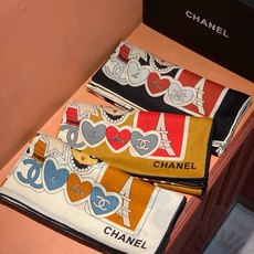 🆕 高级成衣系列~Chanel 【140双面同色丝绒披肩】 此系列谱写一曲自由轻灵的赞歌 本系列作品创新演绎品牌的 🆕 高级成衣系列~Chanel 【140双面同色丝绒披肩】 此系列谱写一曲自由轻灵的赞歌 本系列作品创新演绎品牌的