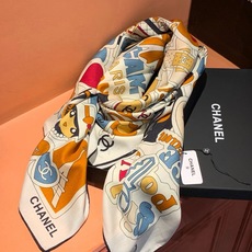 🆕 高级成衣系列~Chanel 【140双面同色丝绒披肩】 此系列谱写一曲自由轻灵的赞歌 本系列作品创新演绎品牌的 🆕 高级成衣系列~Chanel 【140双面同色丝绒披肩】 此系列谱写一曲自由轻灵的赞歌 本系列作品创新演绎品牌的