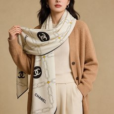 🆕 高级成衣系列~Chanel 【140双面同色丝绒披肩】 此系列谱写一曲自由轻灵的赞歌 本系列作品创新演绎品牌的 🆕 高级成衣系列~Chanel 【140双面同色丝绒披肩】 此系列谱写一曲自由轻灵的赞歌 本系列作品创新演绎品牌的