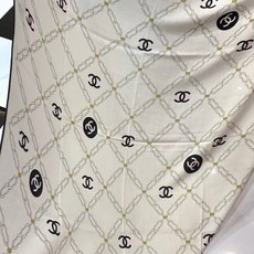 🆕 高级成衣系列~Chanel 【140双面同色丝绒披肩】 此系列谱写一曲自由轻灵的赞歌 本系列作品创新演绎品牌的 🆕 高级成衣系列~Chanel 【140双面同色丝绒披肩】 此系列谱写一曲自由轻灵的赞歌 本系列作品创新演绎品牌的