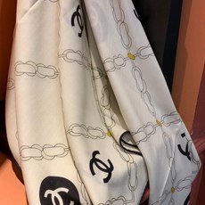 🆕 高级成衣系列~Chanel 【140双面同色丝绒披肩】 此系列谱写一曲自由轻灵的赞歌 本系列作品创新演绎品牌的 🆕 高级成衣系列~Chanel 【140双面同色丝绒披肩】 此系列谱写一曲自由轻灵的赞歌 本系列作品创新演绎品牌的