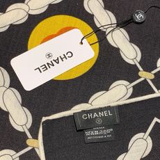 🆕 高级成衣系列~Chanel 【140双面同色丝绒披肩】 此系列谱写一曲自由轻灵的赞歌 本系列作品创新演绎品牌的 🆕 高级成衣系列~Chanel 【140双面同色丝绒披肩】 此系列谱写一曲自由轻灵的赞歌 本系列作品创新演绎品牌的
