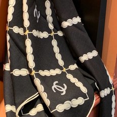 🆕 高级成衣系列~Chanel 【140双面同色丝绒披肩】 此系列谱写一曲自由轻灵的赞歌 本系列作品创新演绎品牌的 🆕 高级成衣系列~Chanel 【140双面同色丝绒披肩】 此系列谱写一曲自由轻灵的赞歌 本系列作品创新演绎品牌的