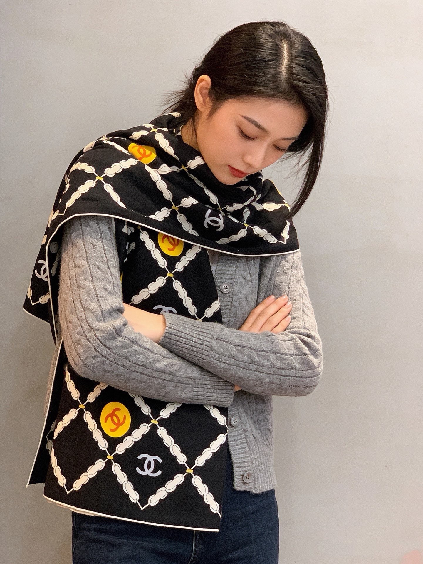 🆕   高级成衣系列～Chanel  【140双面同色丝绒披肩】 此系列谱写一曲自由轻灵的赞歌 本系列作品创新演绎品牌的
