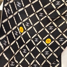 🆕 高级成衣系列~Chanel 【140双面同色丝绒披肩】 此系列谱写一曲自由轻灵的赞歌 本系列作品创新演绎品牌的 🆕 高级成衣系列~Chanel 【140双面同色丝绒披肩】 此系列谱写一曲自由轻灵的赞歌 本系列作品创新演绎品牌的