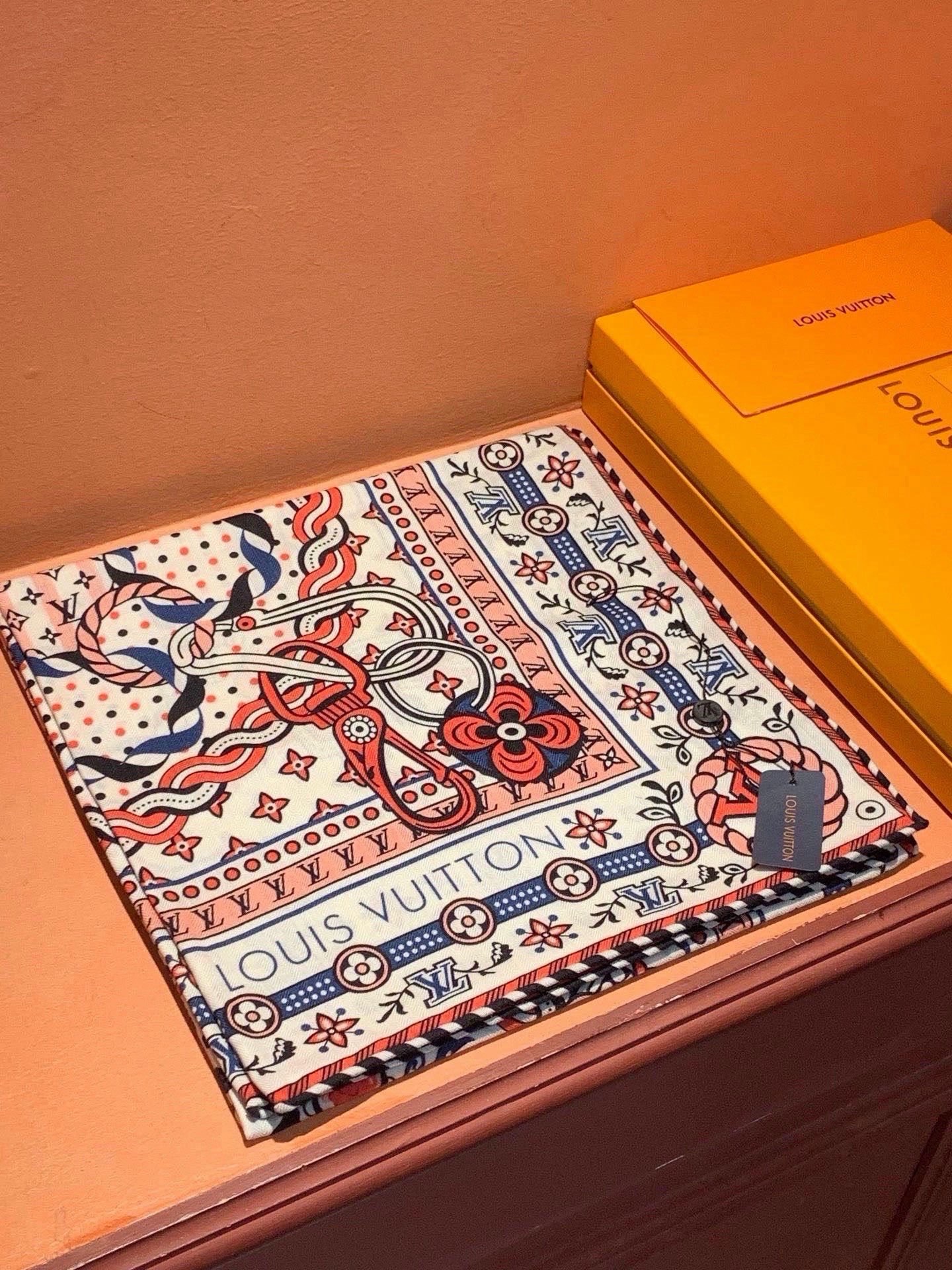 🆕  LV x TM 140披肩 【140顶级丝绒双面同色披肩】 本款L Multicolor披肩出自路易威登与知名日本