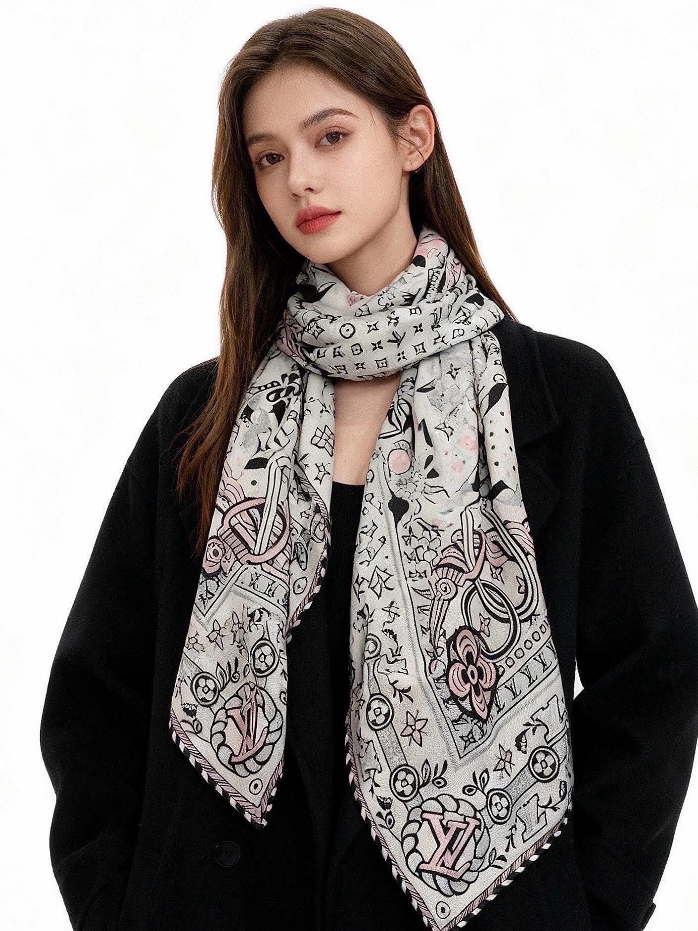 🆕  LV x TM 140披肩 【140顶级丝绒双面同色披肩】 本款L Multicolor披肩出自路易威登与知名日本