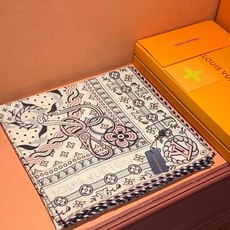 🆕 LV x TM 140披肩 【140顶级丝绒双面同色披肩】 本款L Multicolor披肩出自路易威登与知名日本 🆕 LV x TM 140披肩 【140顶级丝绒双面同色披肩】 本款L Multicolor披肩出自路易威登与知名日本