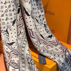 🆕 LV x TM 140披肩 【140顶级丝绒双面同色披肩】 本款L Multicolor披肩出自路易威登与知名日本 🆕 LV x TM 140披肩 【140顶级丝绒双面同色披肩】 本款L Multicolor披肩出自路易威登与知名日本