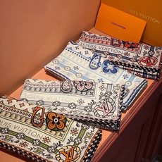 🆕 LV x TM 140披肩 【140顶级丝绒双面同色披肩】 本款L Multicolor披肩出自路易威登与知名日本 🆕 LV x TM 140披肩 【140顶级丝绒双面同色披肩】 本款L Multicolor披肩出自路易威登与知名日本