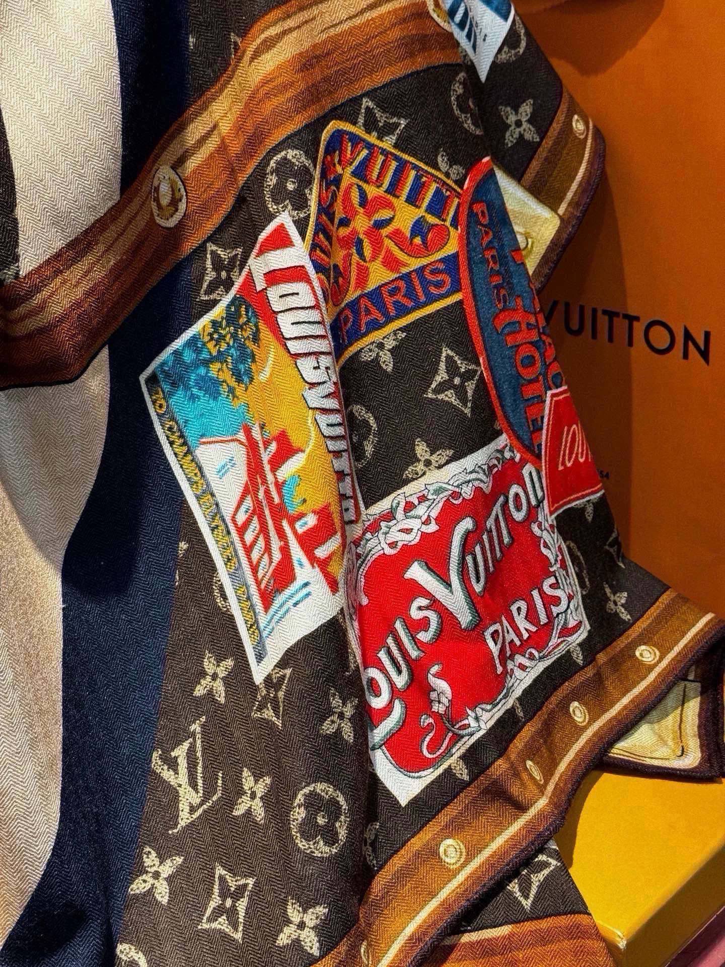 🆕 【LV】上新❤️ 路易威登 一款值得品细节的高货 抠细节,从一个小块的配色去打败市场货 140方巾 二个配色 🆕 【LV】上新❤️ 路易威登 一款值得品细节的高货 抠细节,从一个小块的配色去打败市场货 140方巾 二个配色