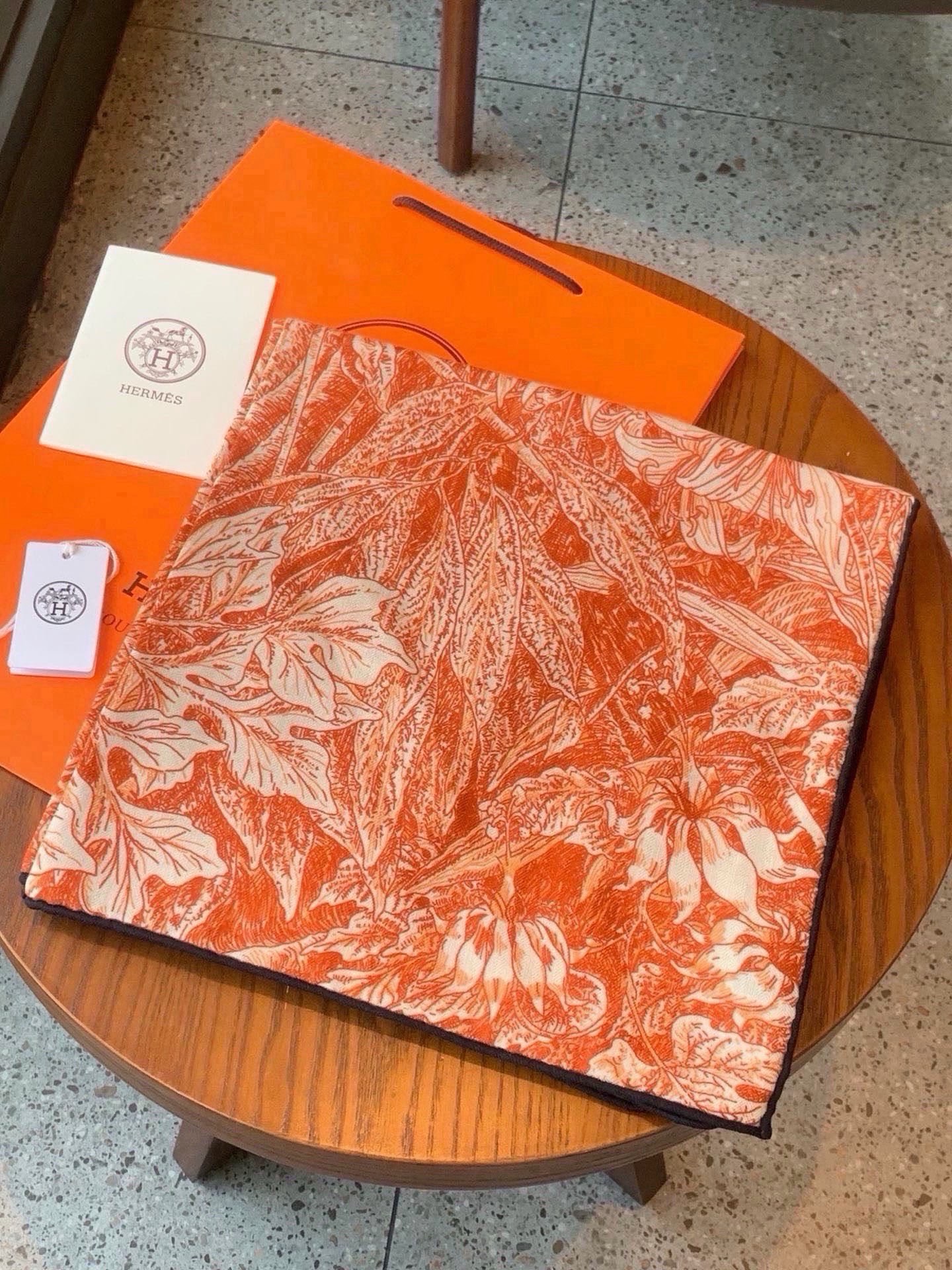 🆕 💟抢先 上新💞【双面同色丝绒方巾】手工卷边山羊绒和真丝混纺披肩(70%山羊绒,30%桑蚕丝) 这款披肩采用经典山羊 🆕 💟抢先 上新💞【双面同色丝绒方巾】手工卷边山羊绒和真丝混纺披肩(70%山羊绒,30%桑蚕丝) 这款披肩采用经典山羊