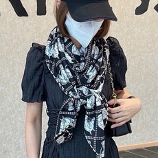 🆕 💟上新💞双面同色 采用经典爱马仕马头元素设计,手工卷边山羊绒和真丝混纺披肩(70%山羊绒,30%桑蚕丝)。 这款 🆕 💟上新💞双面同色 采用经典爱马仕马头元素设计,手工卷边山羊绒和真丝混纺披肩(70%山羊绒,30%桑蚕丝)。 这款