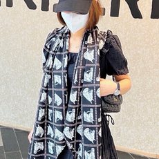 🆕 💟上新💞双面同色 采用经典爱马仕马头元素设计,手工卷边山羊绒和真丝混纺披肩(70%山羊绒,30%桑蚕丝)。 这款 🆕 💟上新💞双面同色 采用经典爱马仕马头元素设计,手工卷边山羊绒和真丝混纺披肩(70%山羊绒,30%桑蚕丝)。 这款