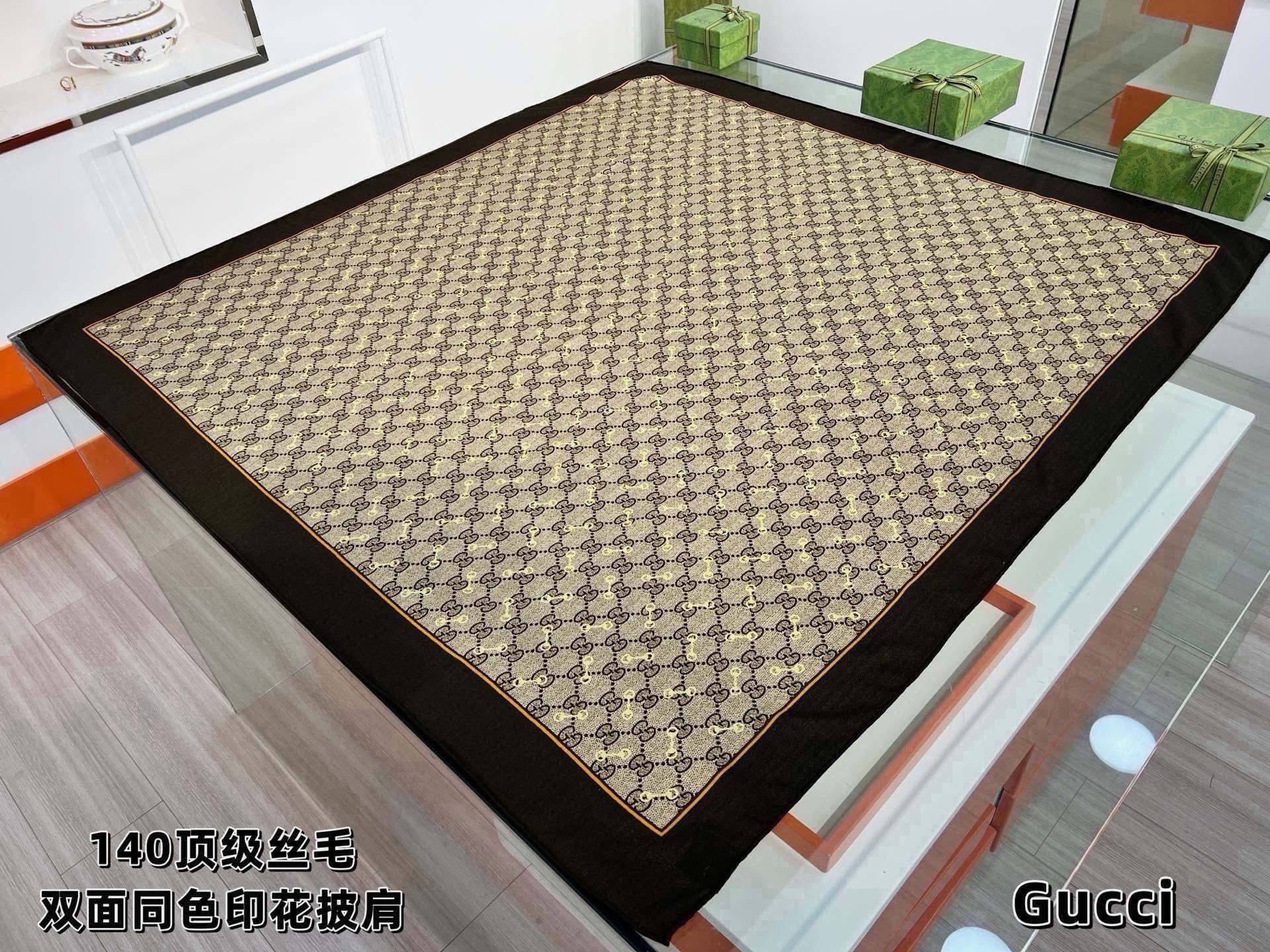 🆕   Gucci ~140双面同色披肩 手工卷边山羊绒和真丝混纺披肩（70%山羊绒30%桑蚕丝）。 这款迷人的140披
