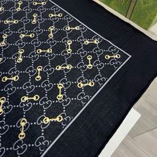🆕 Gucci ~140双面同色披肩 手工卷边山羊绒和真丝混纺披肩(70%山羊绒30%桑蚕丝)。 这款迷人的140披 🆕 Gucci ~140双面同色披肩 手工卷边山羊绒和真丝混纺披肩(70%山羊绒30%桑蚕丝)。 这款迷人的140披