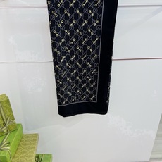 🆕 Gucci ~140双面同色披肩 手工卷边山羊绒和真丝混纺披肩(70%山羊绒30%桑蚕丝)。 这款迷人的140披 🆕 Gucci ~140双面同色披肩 手工卷边山羊绒和真丝混纺披肩(70%山羊绒30%桑蚕丝)。 这款迷人的140披