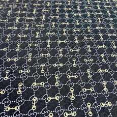 🆕 Gucci ~140双面同色披肩 手工卷边山羊绒和真丝混纺披肩(70%山羊绒30%桑蚕丝)。 这款迷人的140披 🆕 Gucci ~140双面同色披肩 手工卷边山羊绒和真丝混纺披肩(70%山羊绒30%桑蚕丝)。 这款迷人的140披